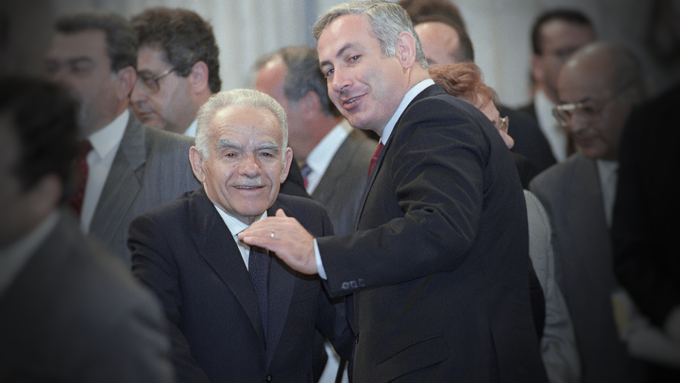 30 Οκτωβρίου 1991, σύνοδος για την ειρήνη στη Μέση Ανατολή, Μαδρίτη: Ο τότε πρωθυπουργός του Ισραήλ Γιτζάκ Σαμίρ με τον Μπενιαμίν Νετανιάχου, μέλος της ισραηλινής αντιπροσωπείας